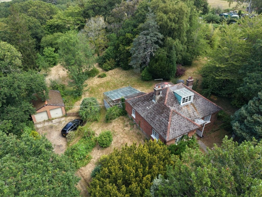 Lot: 140 - CHALET BUNGALOW ON ONE ACRE PLOT IN SEMI-RURAL LOCATION - Aerial view of the property